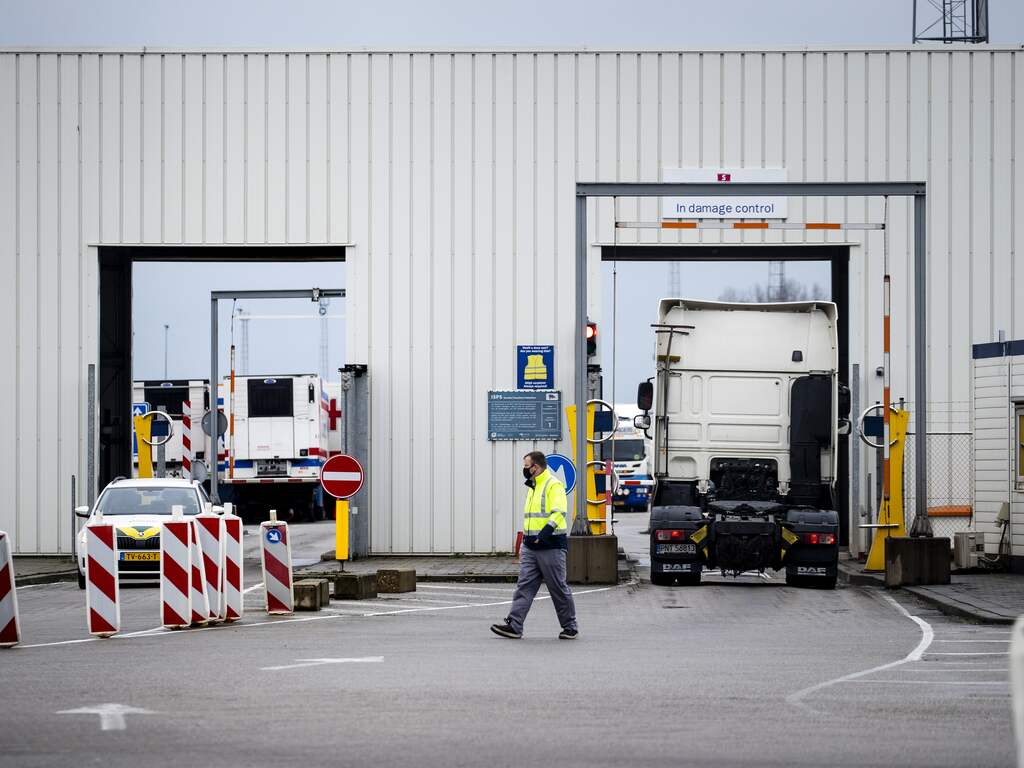 Gezin met vierjarig kind gevonden in vrachtwagen bij Hoek van Holland