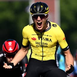 Olav Kooij sprint naar ritzege in Giro na bloedstollende finale in Napels