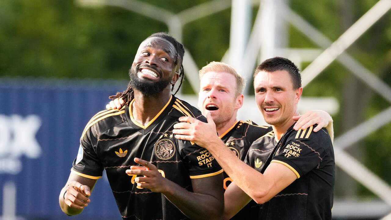 Foto bij Ajax verslaat Telstar met grote cijfers, spitsen Arokodare en Leonardo scoren