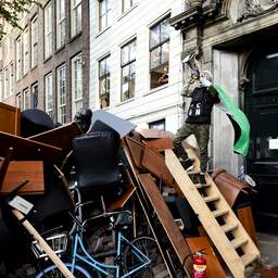 Pro-Palestijnse demonstranten bouwen barricade bij pand universiteit Amsterdam
