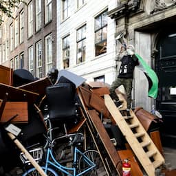 Pro-Palestijnse demonstranten bouwen barricades bij pand universiteit Amsterdam