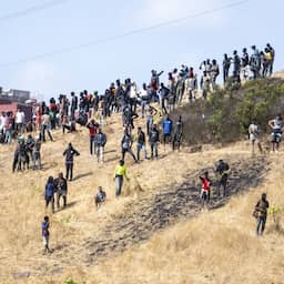 Marokkaanse veiligheidstroepen onderscheppen migranten aan grens van Ceuta