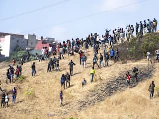 Marokkaanse veiligheidstroepen onderscheppen migranten aan grens van Ceuta