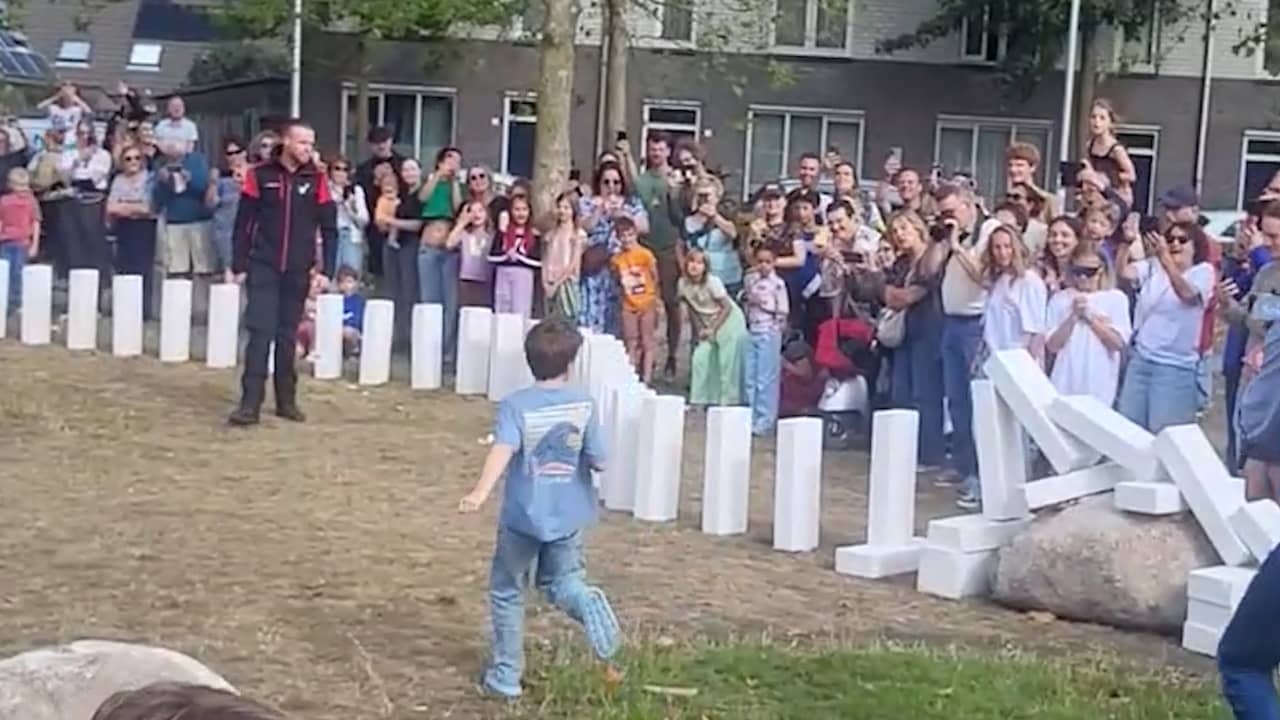 Video | Duizenden grote dominostenen vallen om in Tilburg