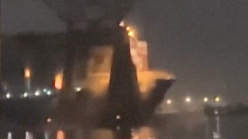 Omstander filmt moment dat schip tegen brug in Baltimore vaart