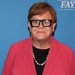 Elton John neemt geen muziek op wegens slecht zicht: ‘Kan songtekst niet lezen’