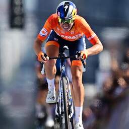 Demi Vollering krijgt boete en gele kaart voor 'houding' tijdens gouden WK-race