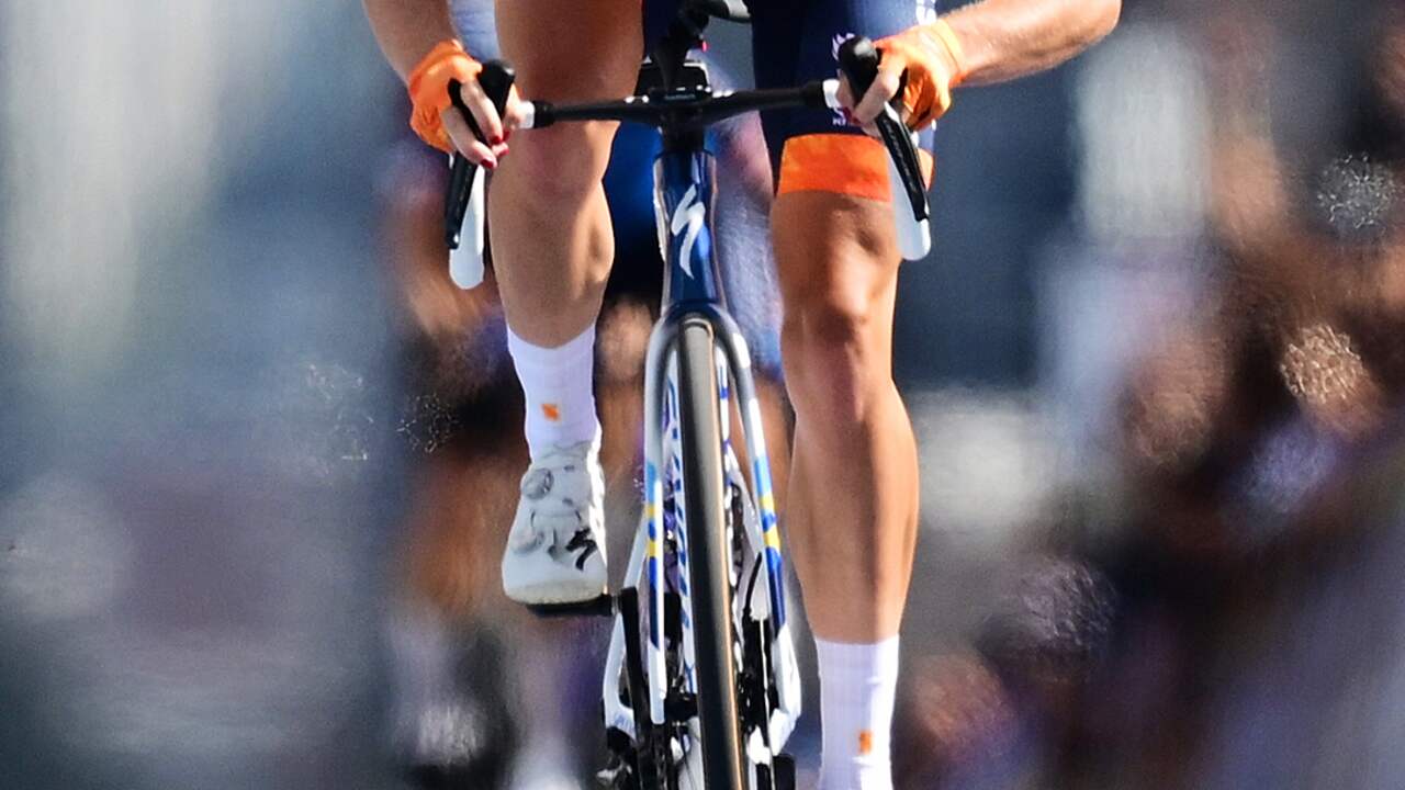 Foto bij Demi Vollering krijgt boete en gele kaart voor 'houding' tijdens gouden WK-race