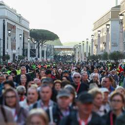 Live uitvaart paus Franciscus | Mensenmassa in Rome, ook Trump en Zelensky aanwezig