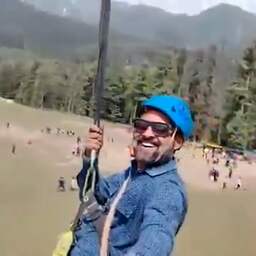 Video | Nietsvermoedende toerist tokkelt over dodelijke aanslag in India