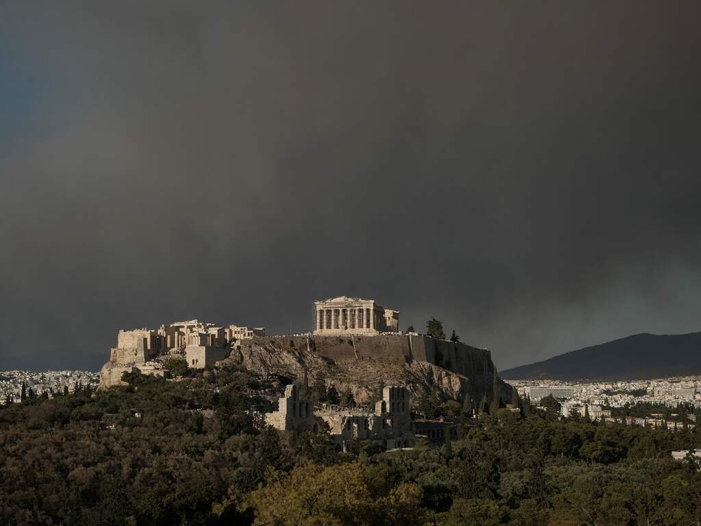 Griekse en Kroatische hulpdiensten bestrijden bosbranden rond Athene en Split