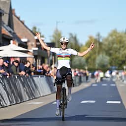 Lucinda Brand wint 'moeder aller crossen' en voert Nederlands podium aan