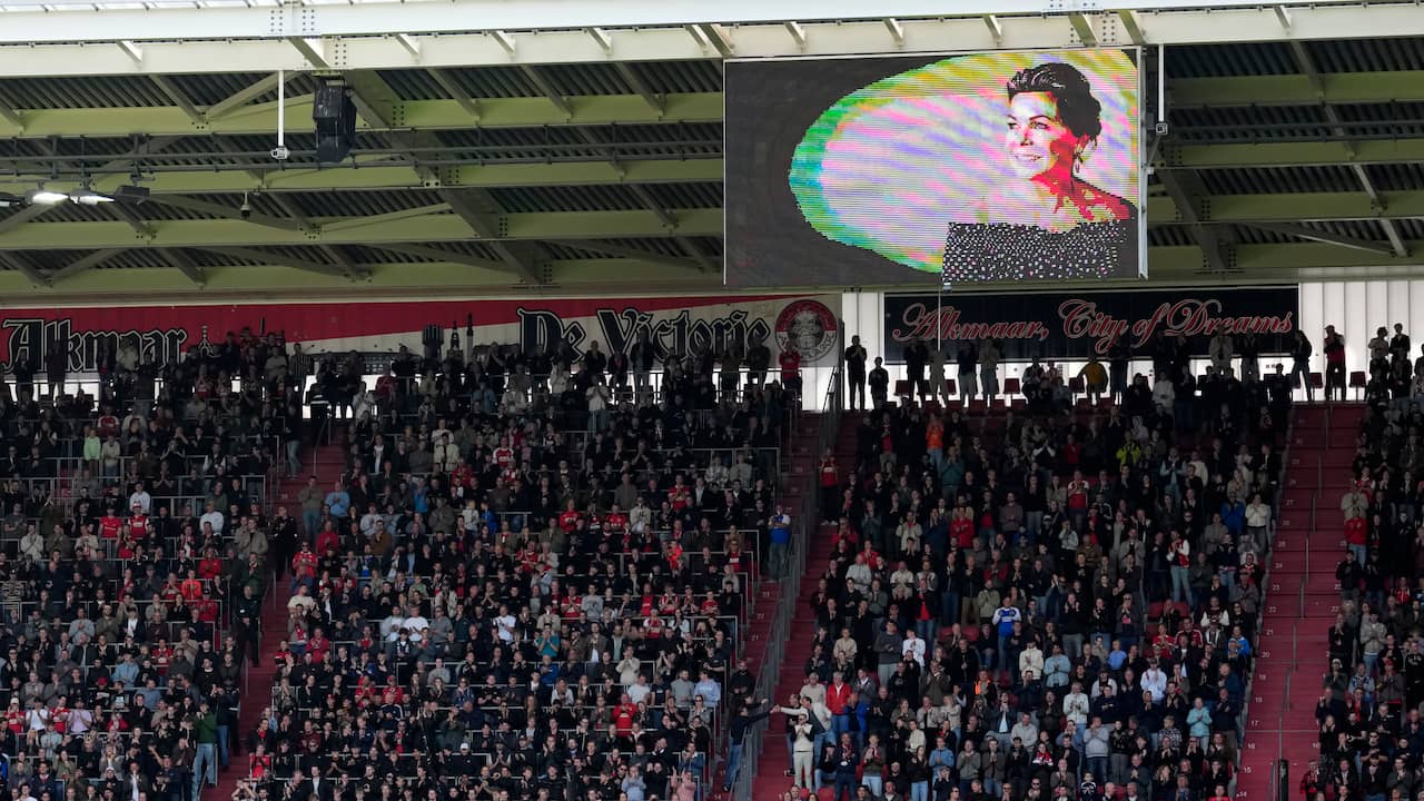 Foto bij Bartina Koeman voorafgaand aan Nederland-Duitsland herdacht met minuut stilte