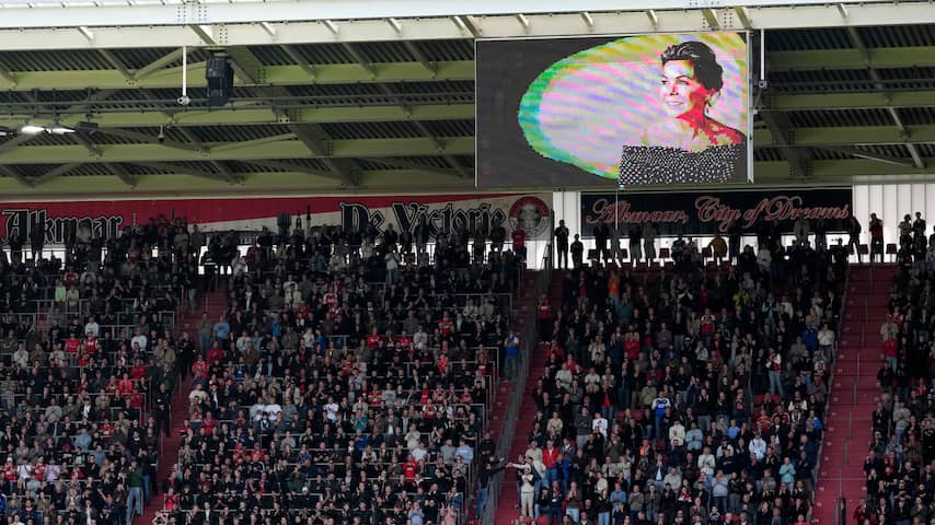 Foto bij Bartina Koeman voorafgaand aan Nederland-Duitsland herdacht met minuut stilte