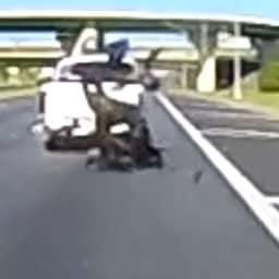 Video | Motorrijder botst op pick-uptruck en belandt in de laadbak