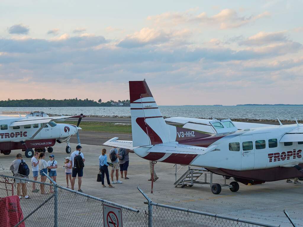 Amerikaan kaapt vliegtuigje boven Belize en wordt doodgeschoten door passagier