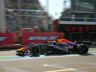 Verstappen klokt tweede tijd in eerste training Bakoe, veel rijders met problemen