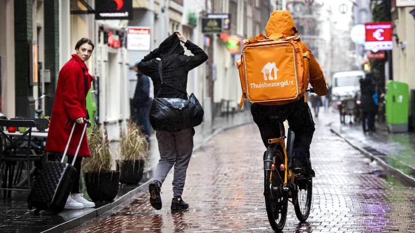 Thuisbezorgd en Uber Eats informeren voortaan duidelijk over extra kosten