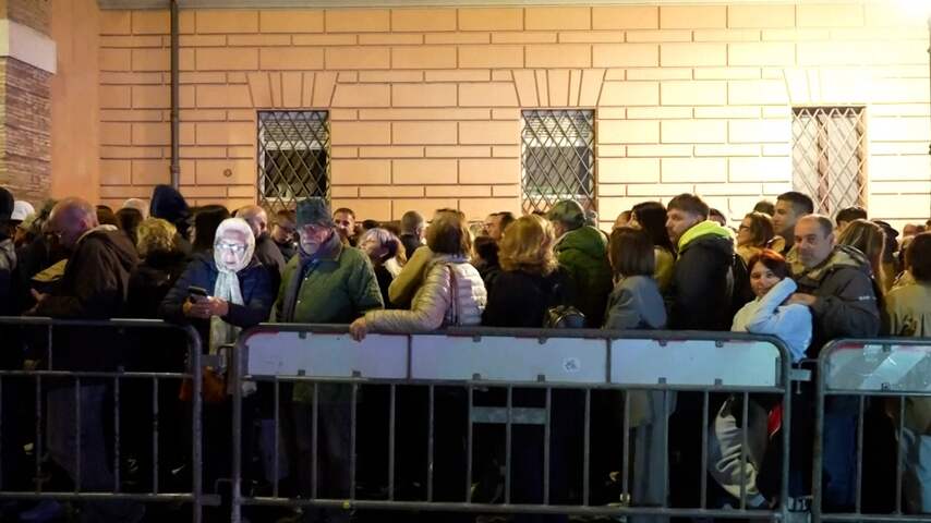 Rijen tot diep in de nacht voor afscheid paus in Sint-Pietersbasiliek