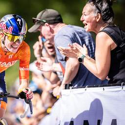 Live WK wielrennen | Demi Vollering viert feest na zenuwslopende ontknoping