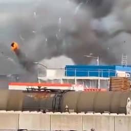 Video | Brokstukken vliegen in het rond door explosies bij brand in Hamburg