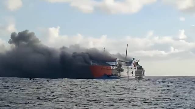 Zwarte rookwolken stijgen op van brandende Indonesische veerboot