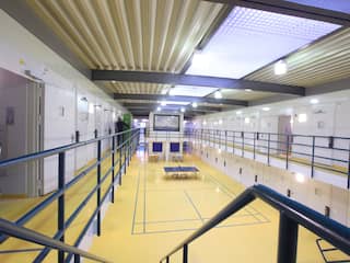 Afdelingshoofd van gevangenis moet zelf cel in na binnensmokkelen van drugs