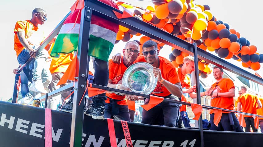 Feestvreugde Op De Heen En Weer Tijdens Huldiging FC Volendam feestvreugde-op-de-heen-en-weer-tijdens-huldiging-fc-volendam