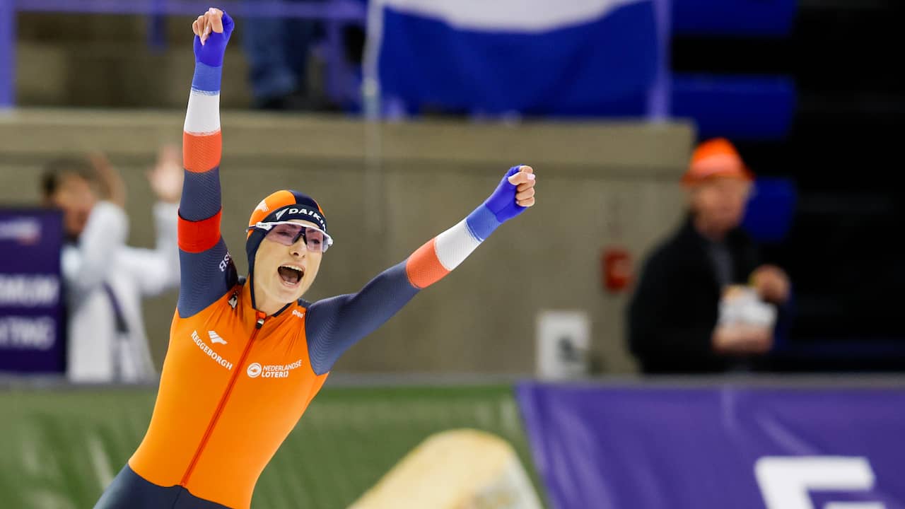 Femke Kok schaatst in Nederlands record naar nieuwe wereldtitel op 500