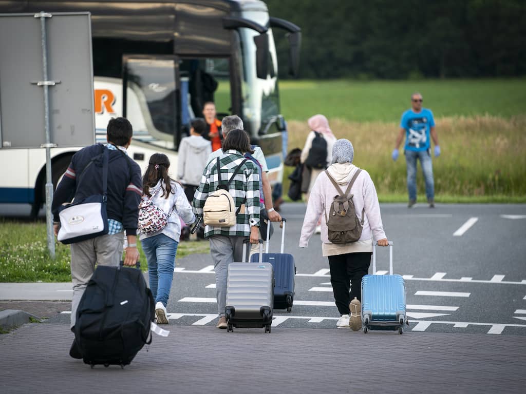 Asielzoekers sliepen afgelopen nacht niet meer op stoelen of in tenten in Ter Apel