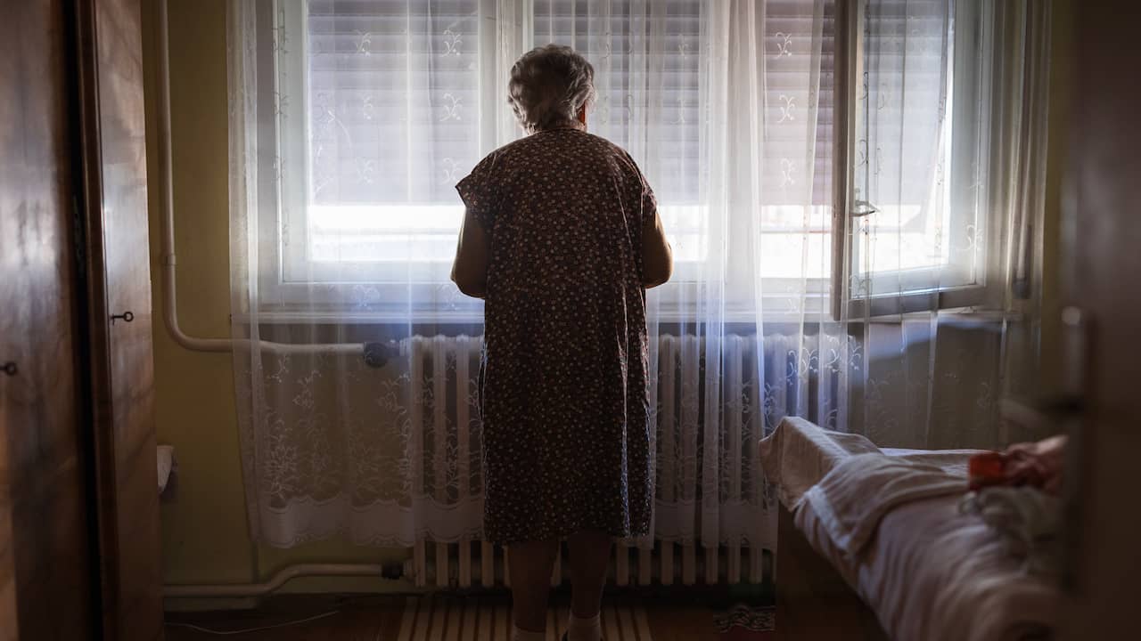 Foto bij Vrouw (76) geeft 35.000 euro aan contant spaargeld voor kinderen aan nepagent