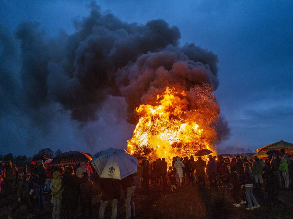 Paasvuren mogen dankzij regen tóch doorgaan, maar niet overal