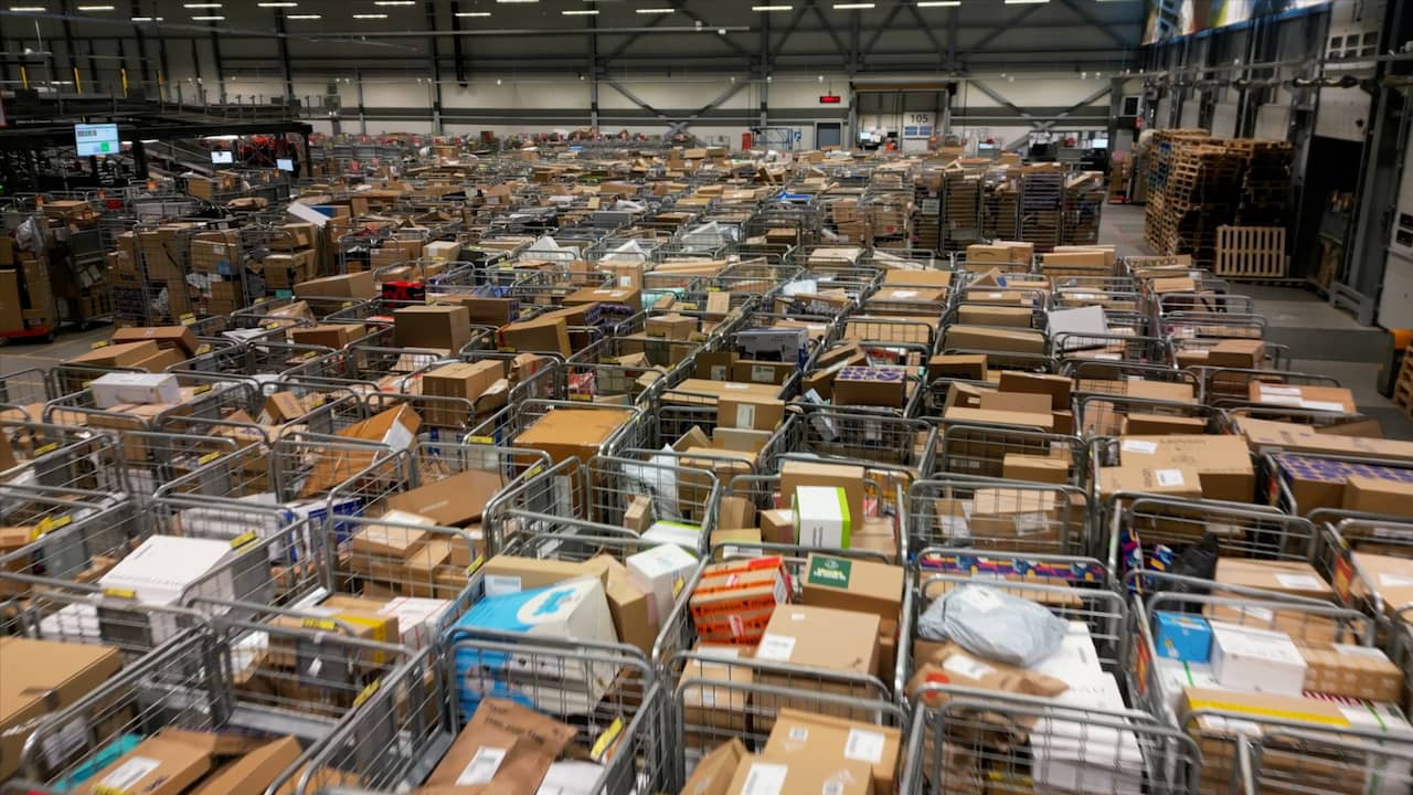 Video | Drone filmt ramvol PostNL-depot in Alphen aan de Rijn