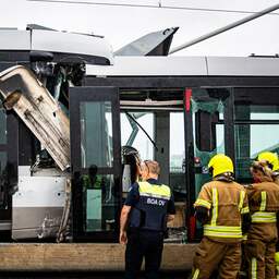 Video | Hulpdiensten in actie op Erasmusbrug na botsing trams
