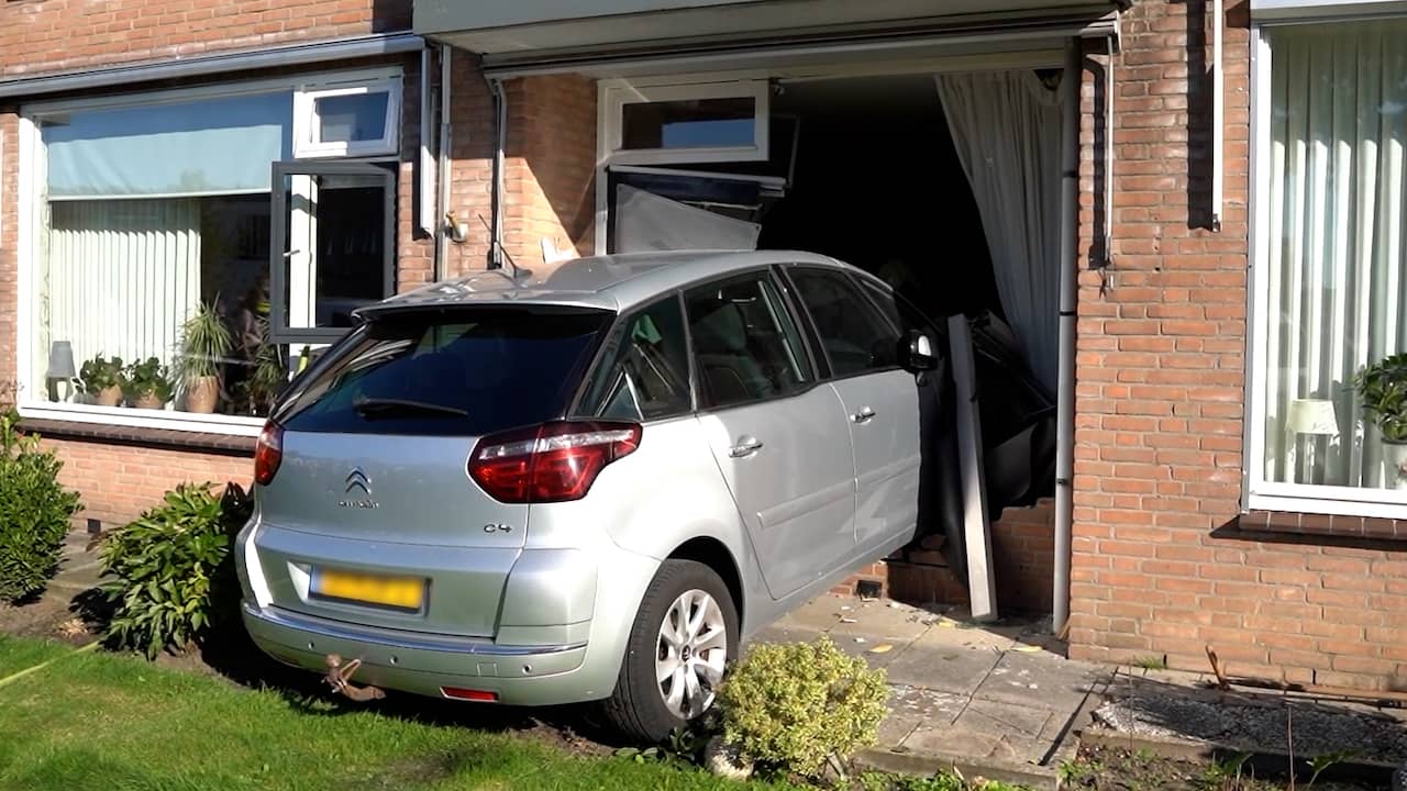 Video | Auto laat gapend gat in slaapkamer achter na ongeluk in IJsselmuiden