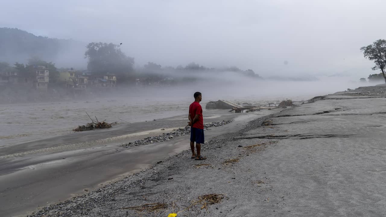 Foto bij Nationale rouwdag in Nepal na vloedgolf waarbij zeker 1.380 mensen omkwamen