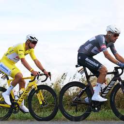 Live Tour | Tempo eindelijk omhoog in sprintetappe met Van der Poel in geel