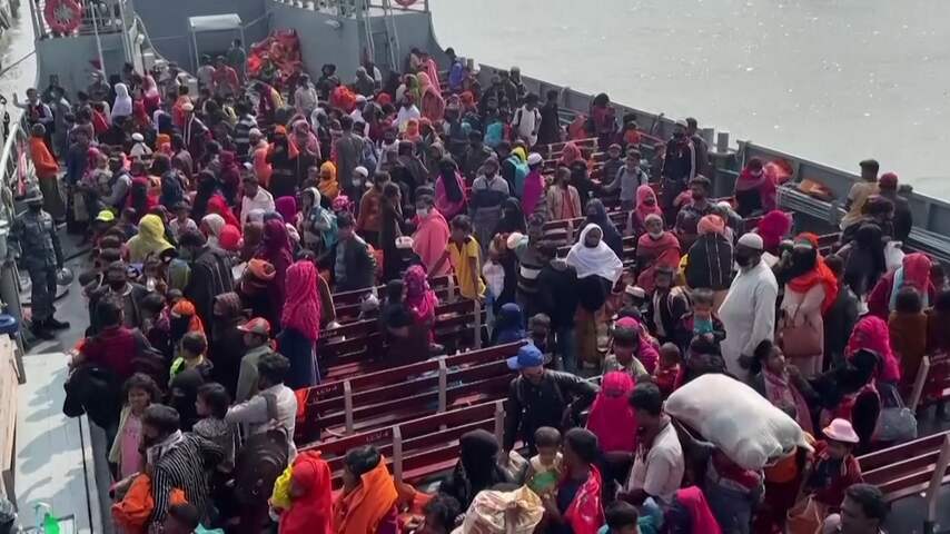 Opnieuw honderden Rohingya's naar afgelegen eiland verplaatst
