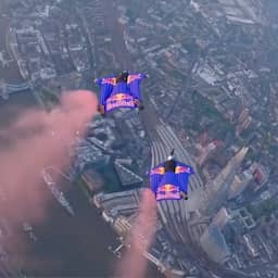 Video | Tweetal suist met wingsuit door Tower Bridge in Londen