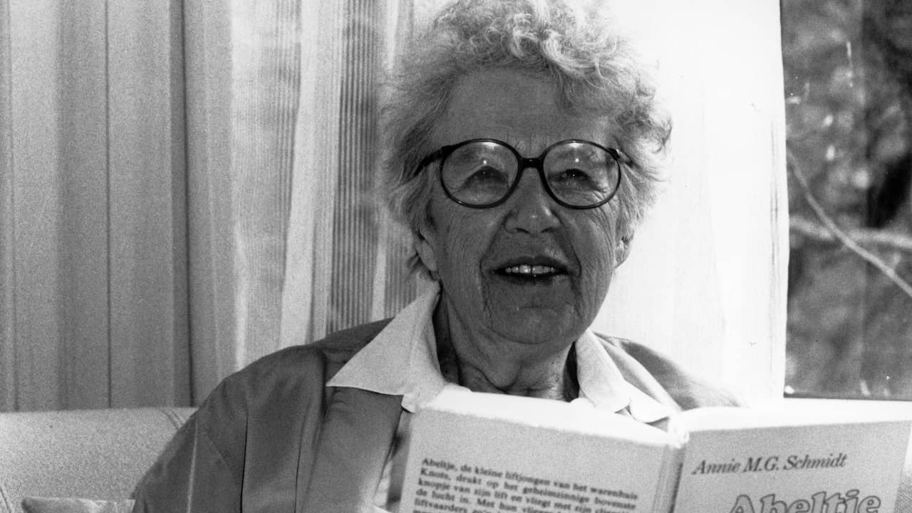 Annie M.G. Schmidt krijgt schrijverssteen in Nieuwe Kerk Amsterdam