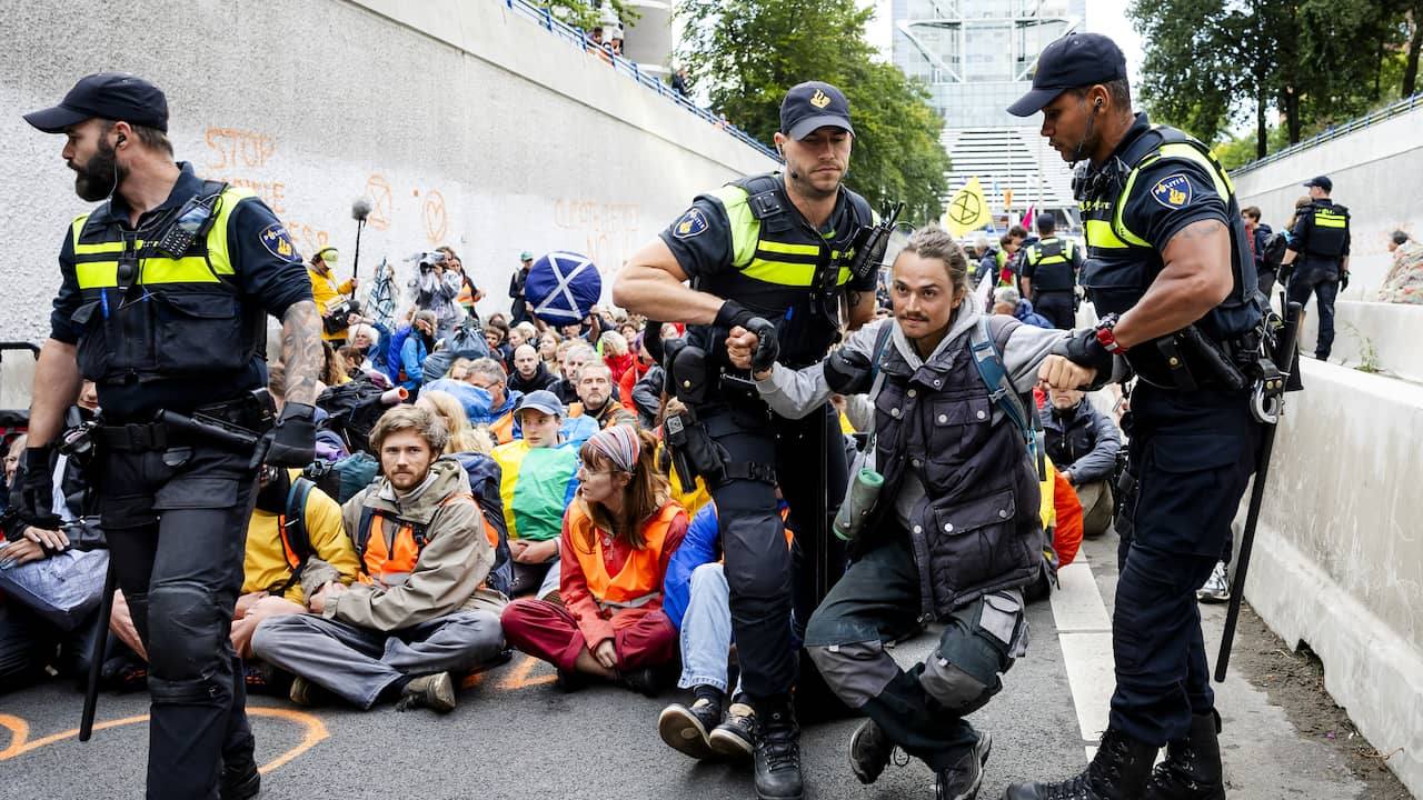 a12-bij-den-haag-weer-open-voor-verkeer-370-xr-demonstranten-aangehouden.jpg