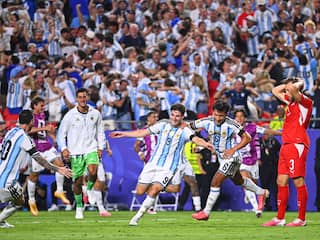 Argentinië naar halve finales op WK na verlenging tegen tiental Zwitserland