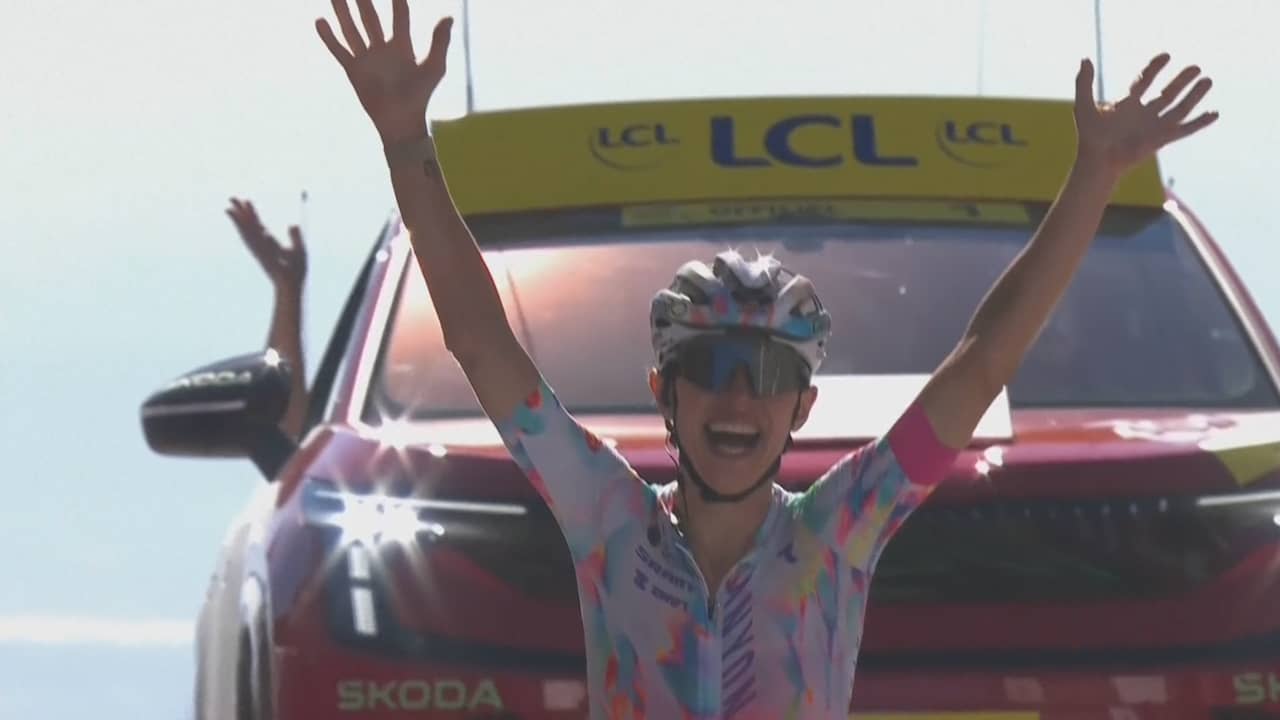 Niewiadoma soleert naar finish op Mont Ventoux en laat Vollering achter zich