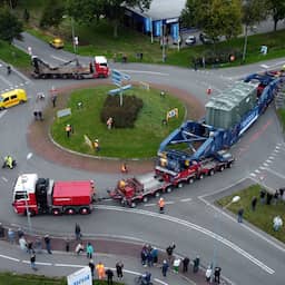 Video | Passen en meten bij vervoer van enorme transformator door Groningen
