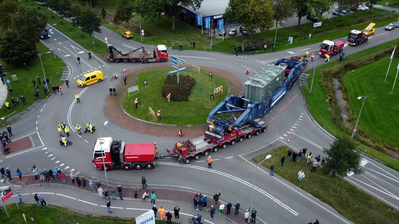 Video | Passen en meten bij vervoer van enorme transformator door Groningen