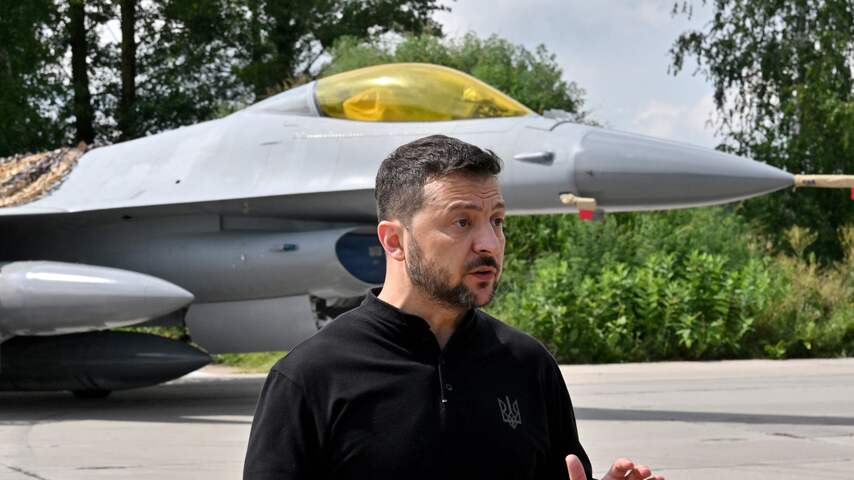 Zelensky presenteert trots gedoneerde F-16's in Oekraïne