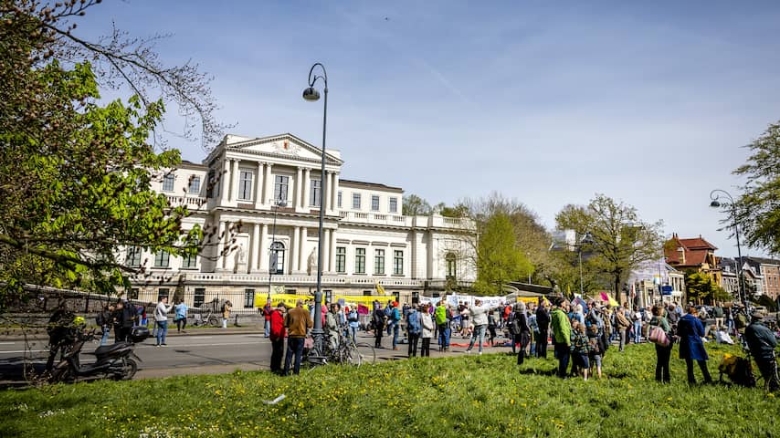 OM vervolgt PVV-Statenlid voor aanrijden van XR-demonstrant in Haarlem ...