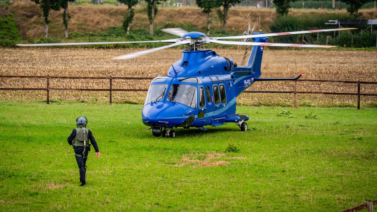 Foto bij Live | Grote politieactie in Overasselt, gewonde agenten buiten levensgevaar