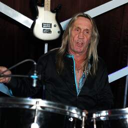 Iron Maiden-drummer Nicko McBrain stopt met optreden na 42 jaar bij band