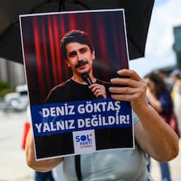 Turkse komiek krijgt negentien maanden cel voor beledigen Erdogan